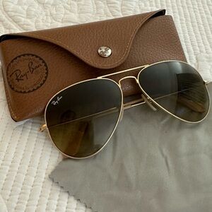 Very stylish sunglasses. Aviator style, Brand Raybans.